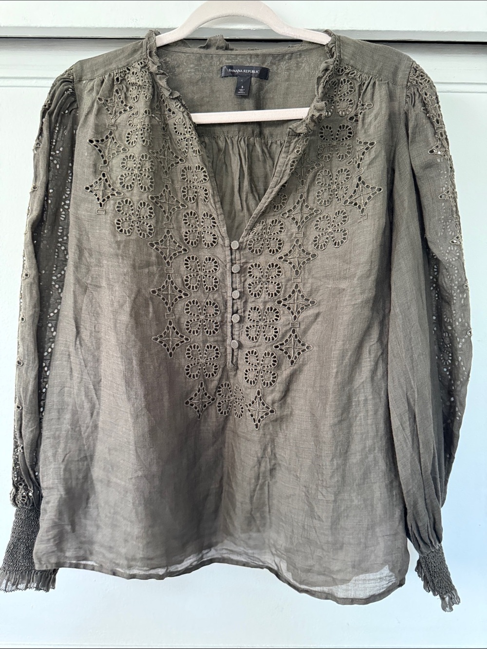 Banana Republic Olive Eyelet Linen Peasant Blouse. 100% Ramie, Made in India